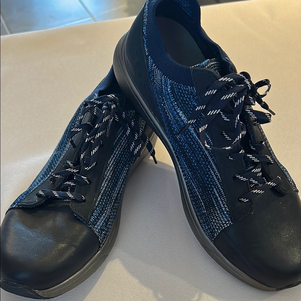 Traq by Alegria Women's Qest Sneaker Multiplex Blue and Black EUC sz 8